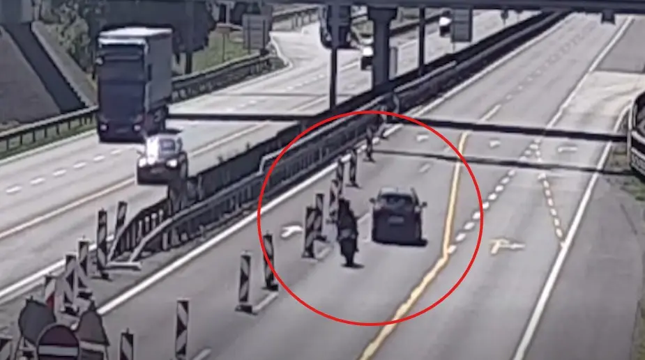 Videó: hiába haladt szabályosan az autós, mégis nekihajtott a motoros!