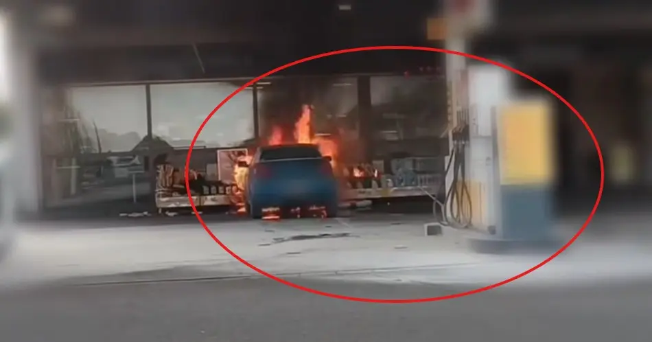 Így égett ki egy autó motortere az M0-s melletti benzinkút kellős közepén!