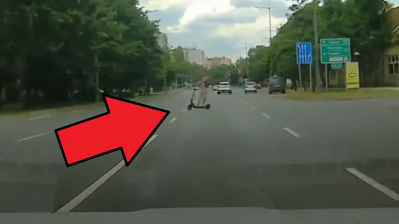 Keresztülszáguldott a rolleres a négysávoson: kitalálod, milyen autónak nem adott elsőbbséget?