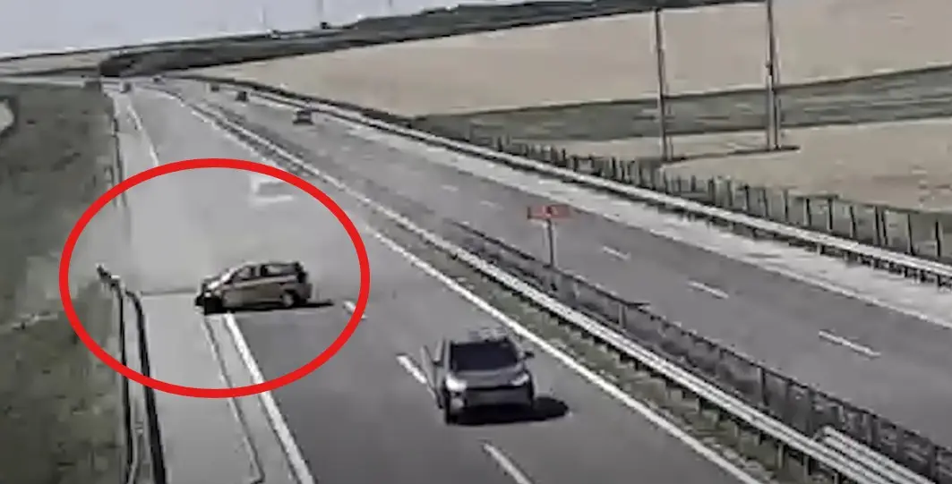 Nyílegyenes szakaszon törte rommá az autóját! Videón a megdöbbentő baleset!