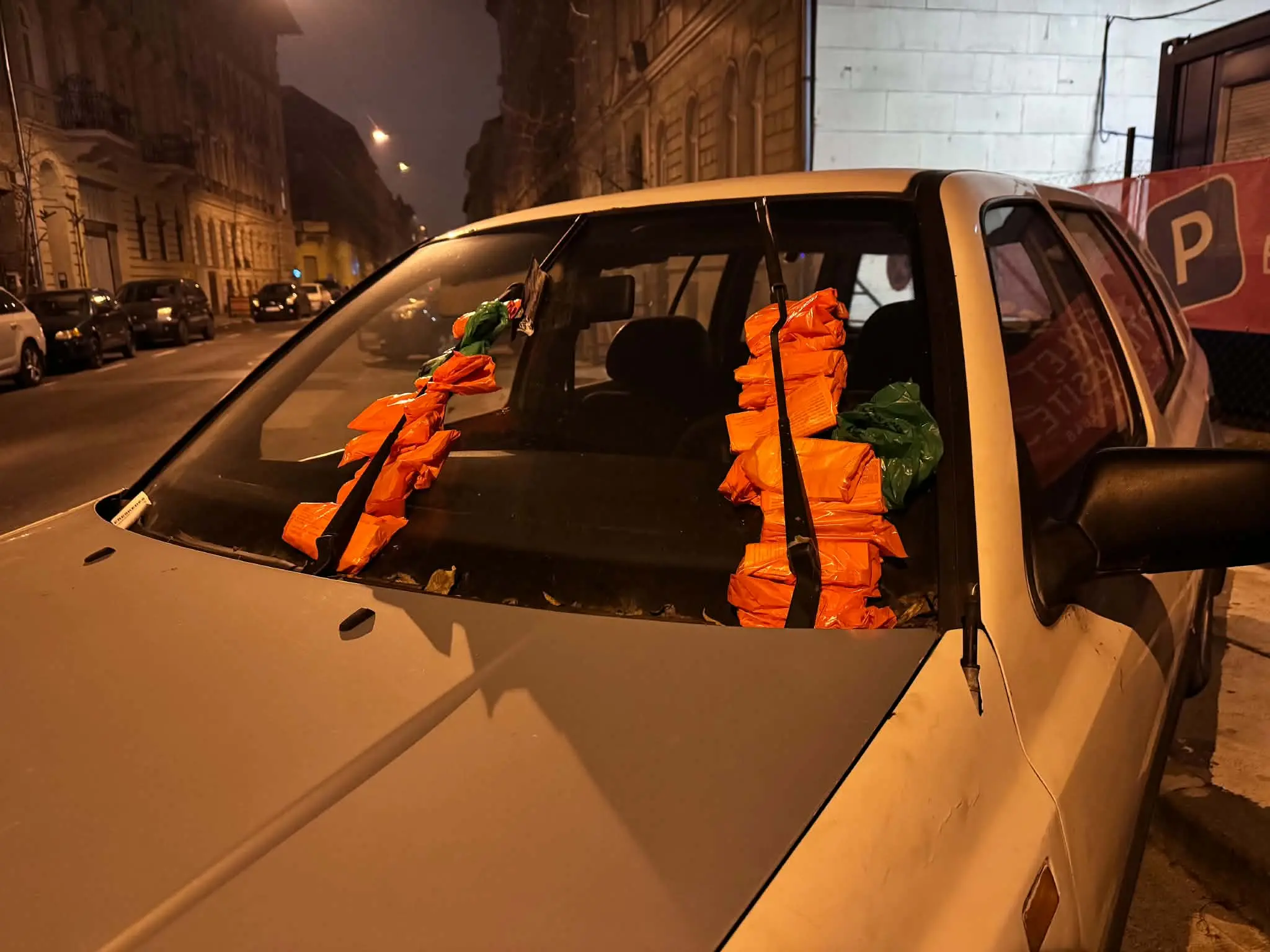 Új korszak kezdődik Budapest életében: mától nem lehet automatánál fizetni a parkolásért!