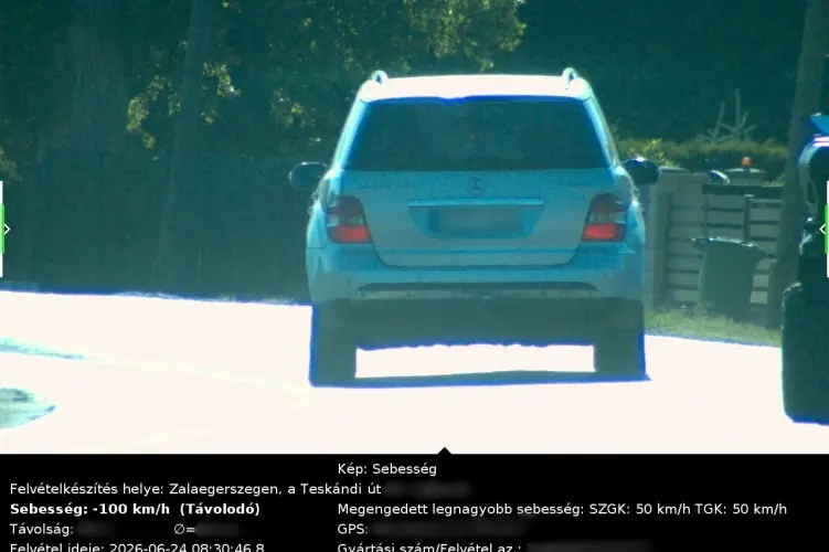 Ráduplázott a megengedett sebességre a Mercedesével, még a helyszínen megbüntették!