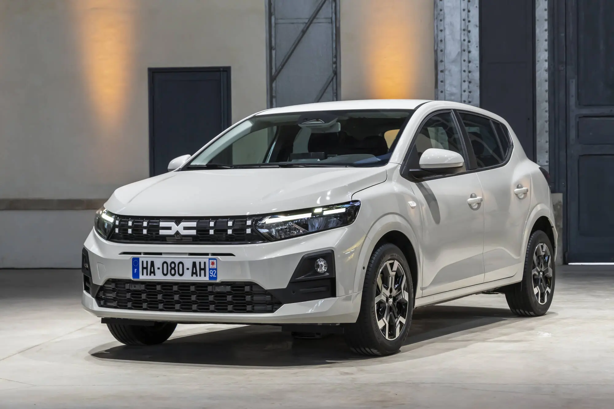 Válaszolt a Dacia a Volkswagennek: turbómotorral is olcsóbb lett a Sandero a Polónál!