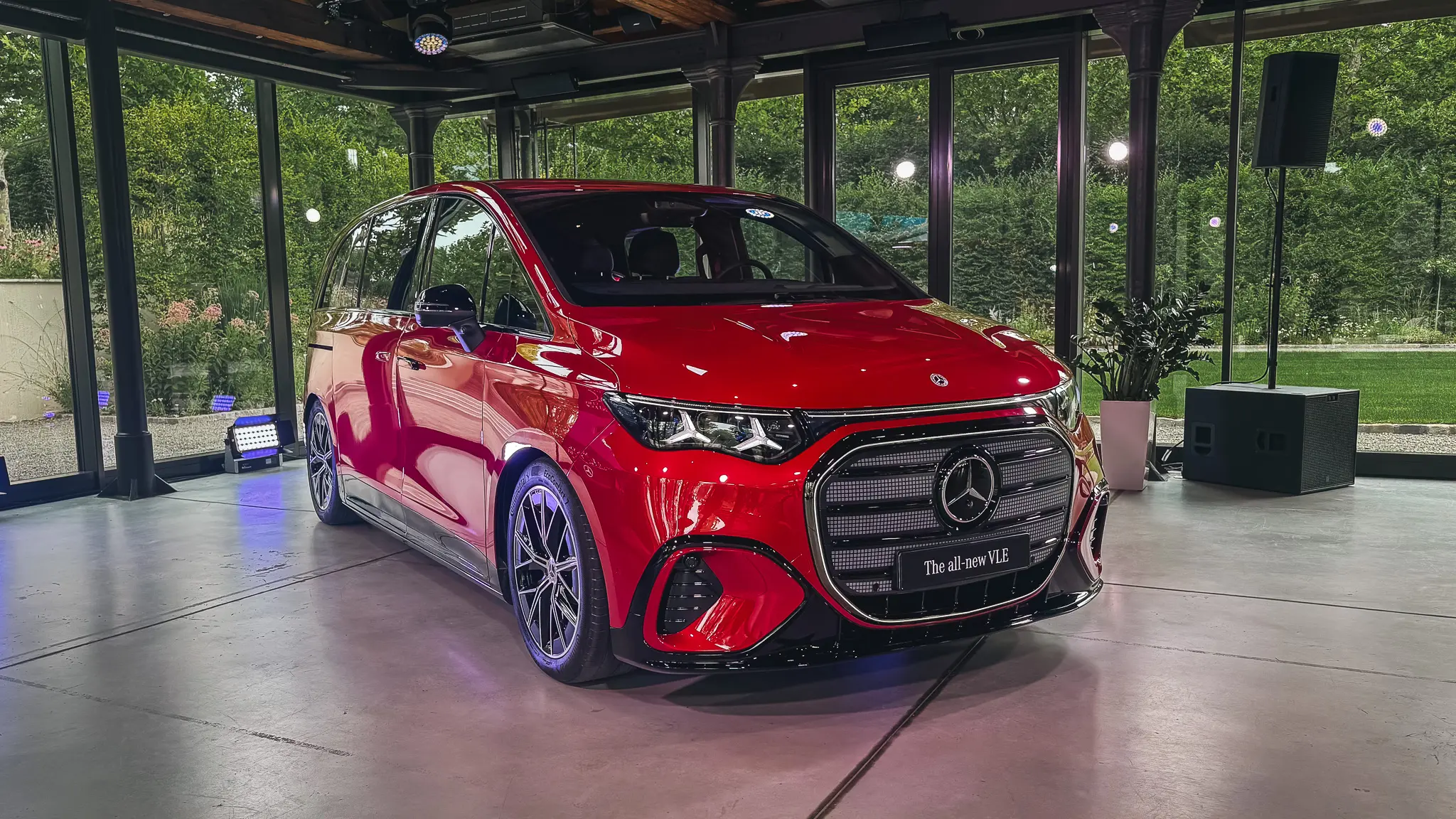 Közel 1 méteres hátsó kijelzővel és akár 8 üléssel jön az új Mercedes VLE