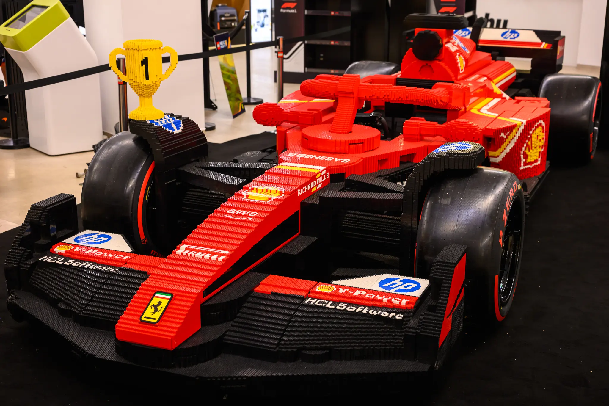 Kicsomagolták az életnagyságú LEGO Ferrarit! Te is megnézheted közelről!