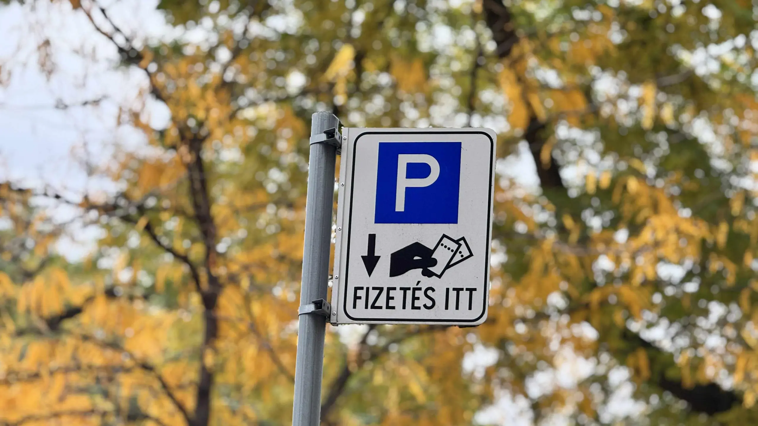 Itt a  vége: egyik napról a másikra rengeteg autósnak szűnik meg az ingyenes parkolás!